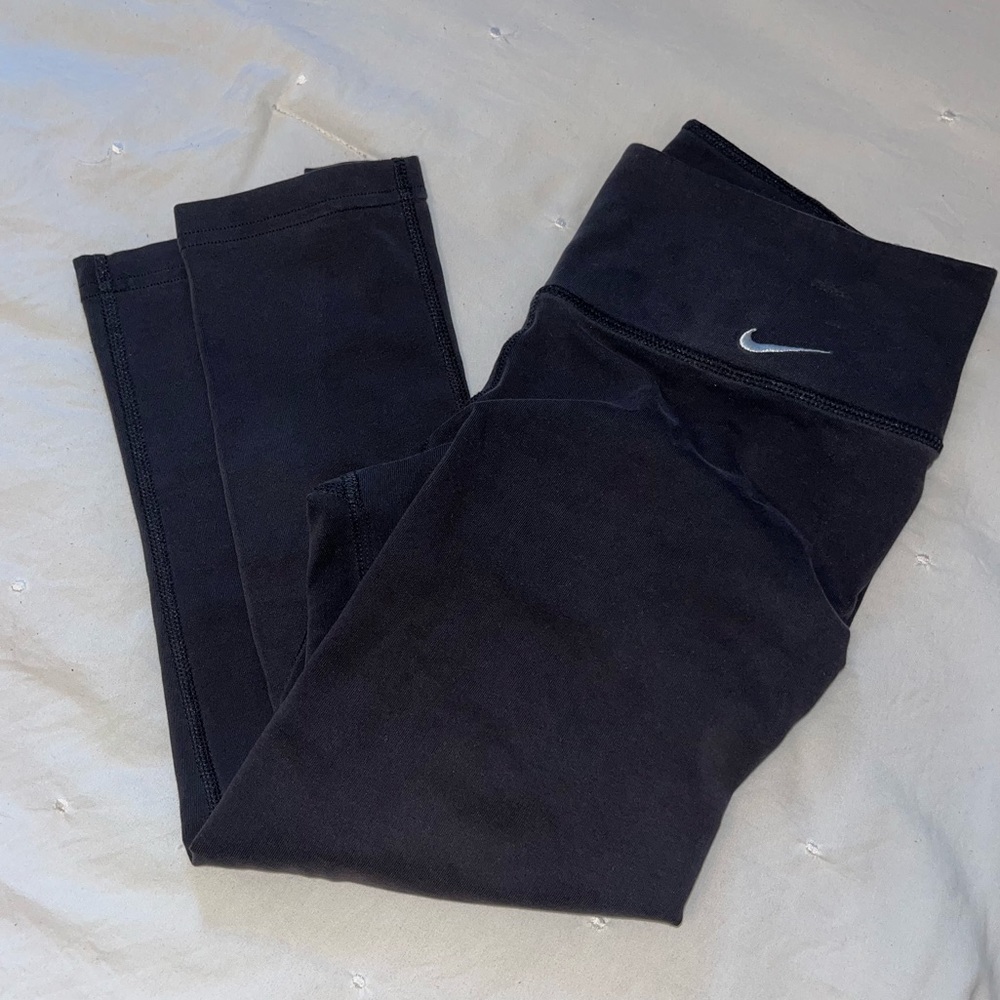 Mid-rise Nike Capris in Black